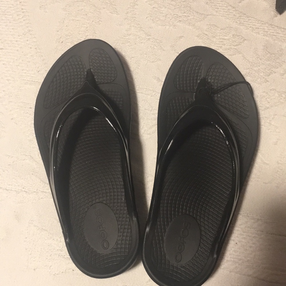 Black Oofos sandals